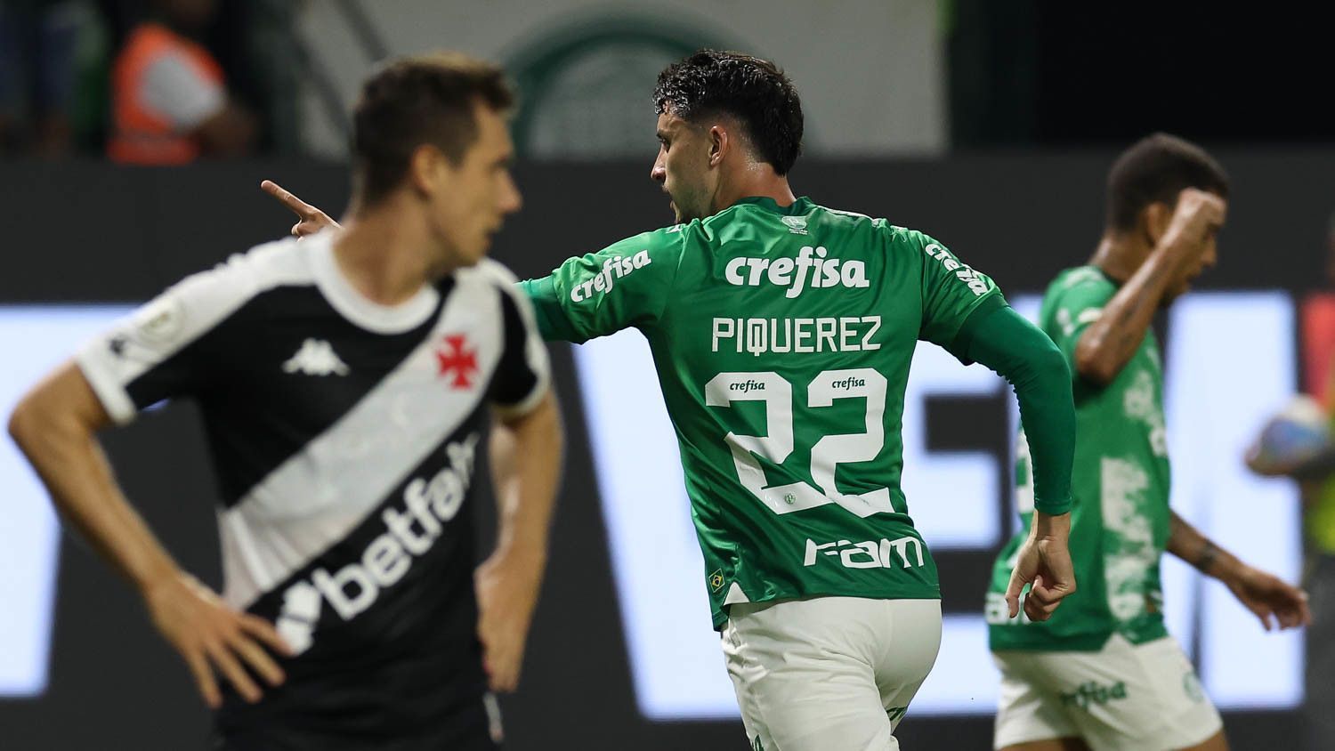 Palmeiras domina Vasco, vence e entra no G6 do Brasileirão