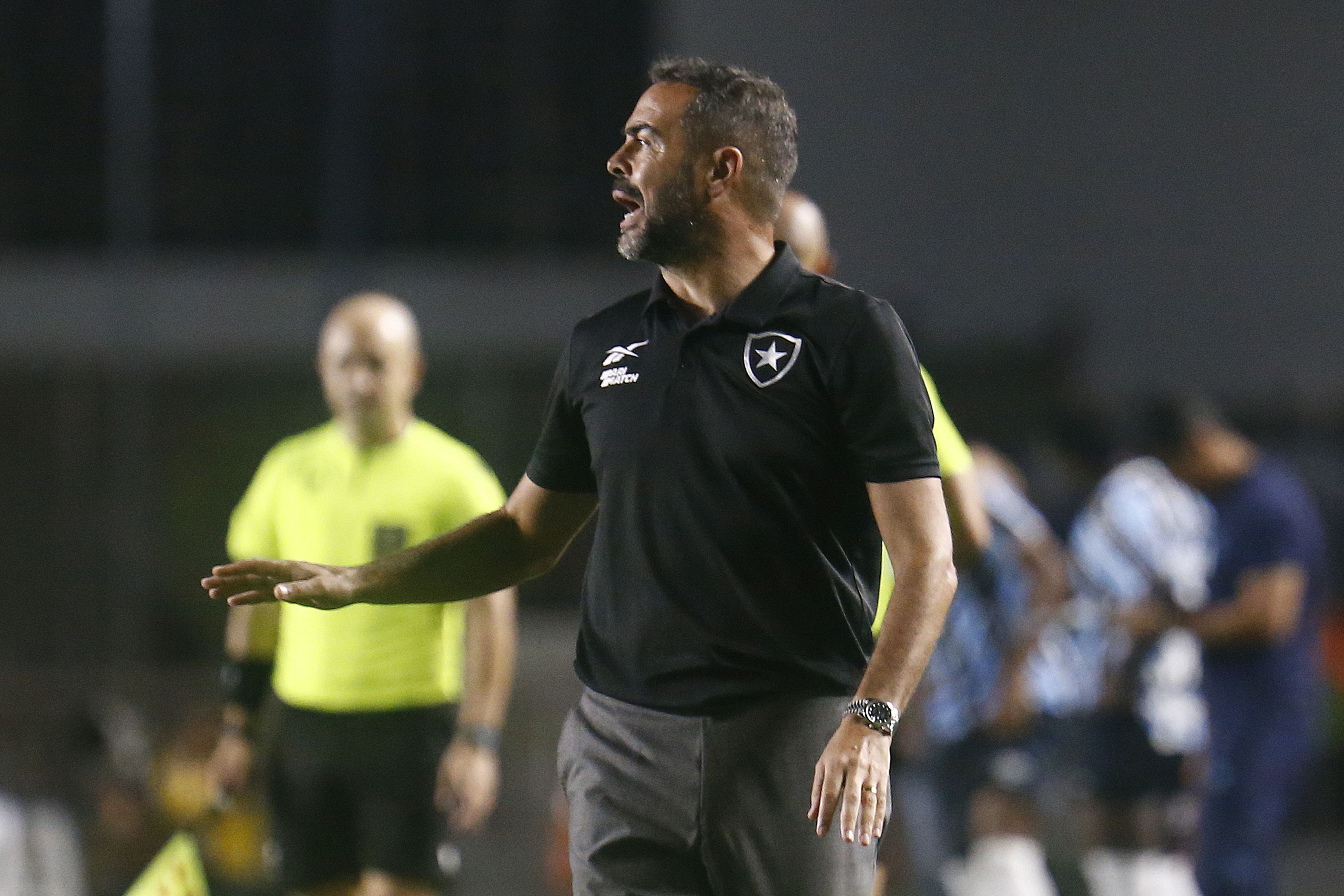 Artur Jorge reage à liderança do Botafogo após vitória em cima do Grêmio