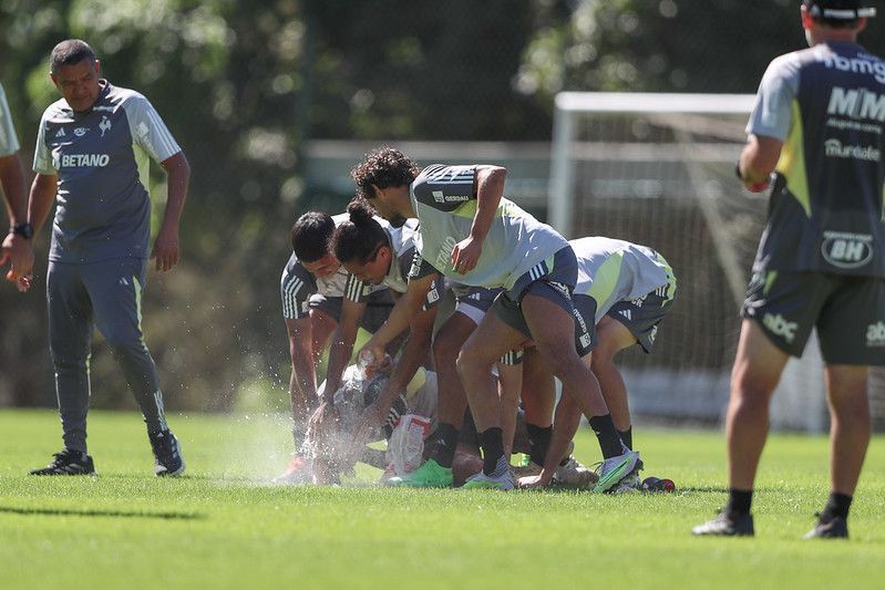 Jogador do Atlético leva ‘trote’ em último treino antes de duelo com Palmeiras