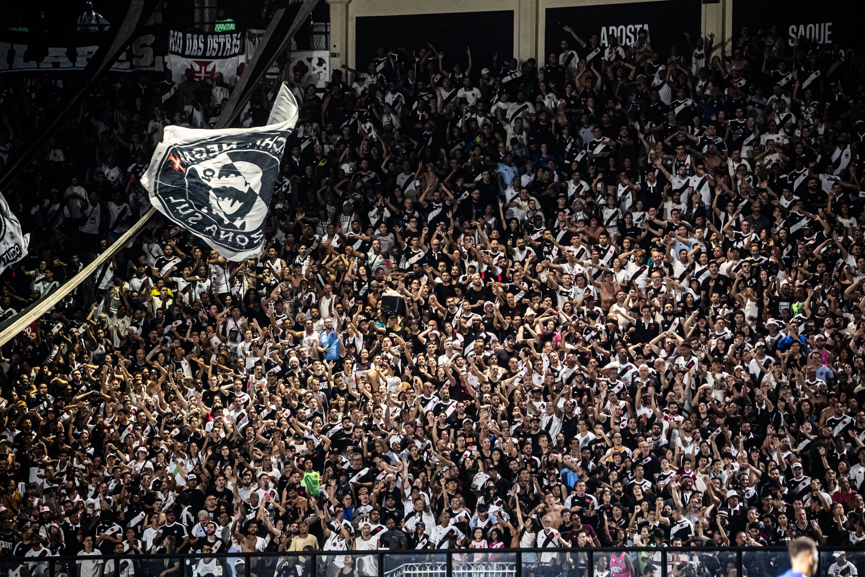 Torcida do Vasco esgota ingressos para eventual estreia de Coutinho em casa