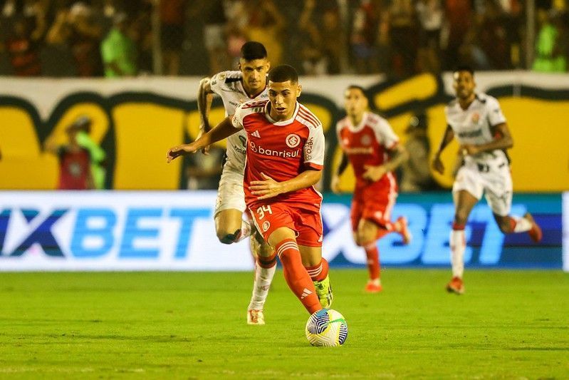 Família de Gabriel Carvalho comemora estreia no Inter e emociona web; veja vídeo