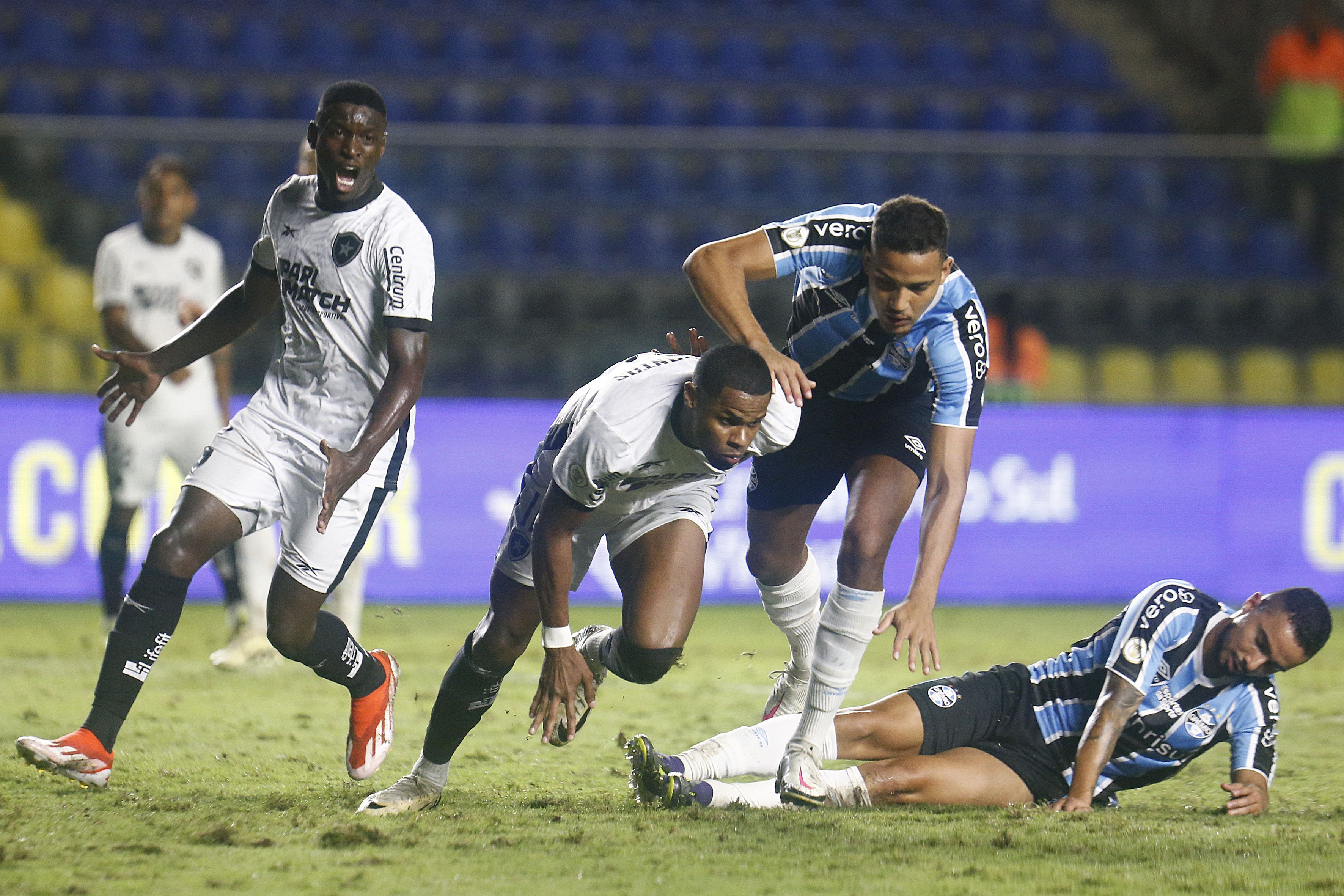 Com 'lei do ex', Botafogo vence Grêmio e assume a liderança do Brasileirão