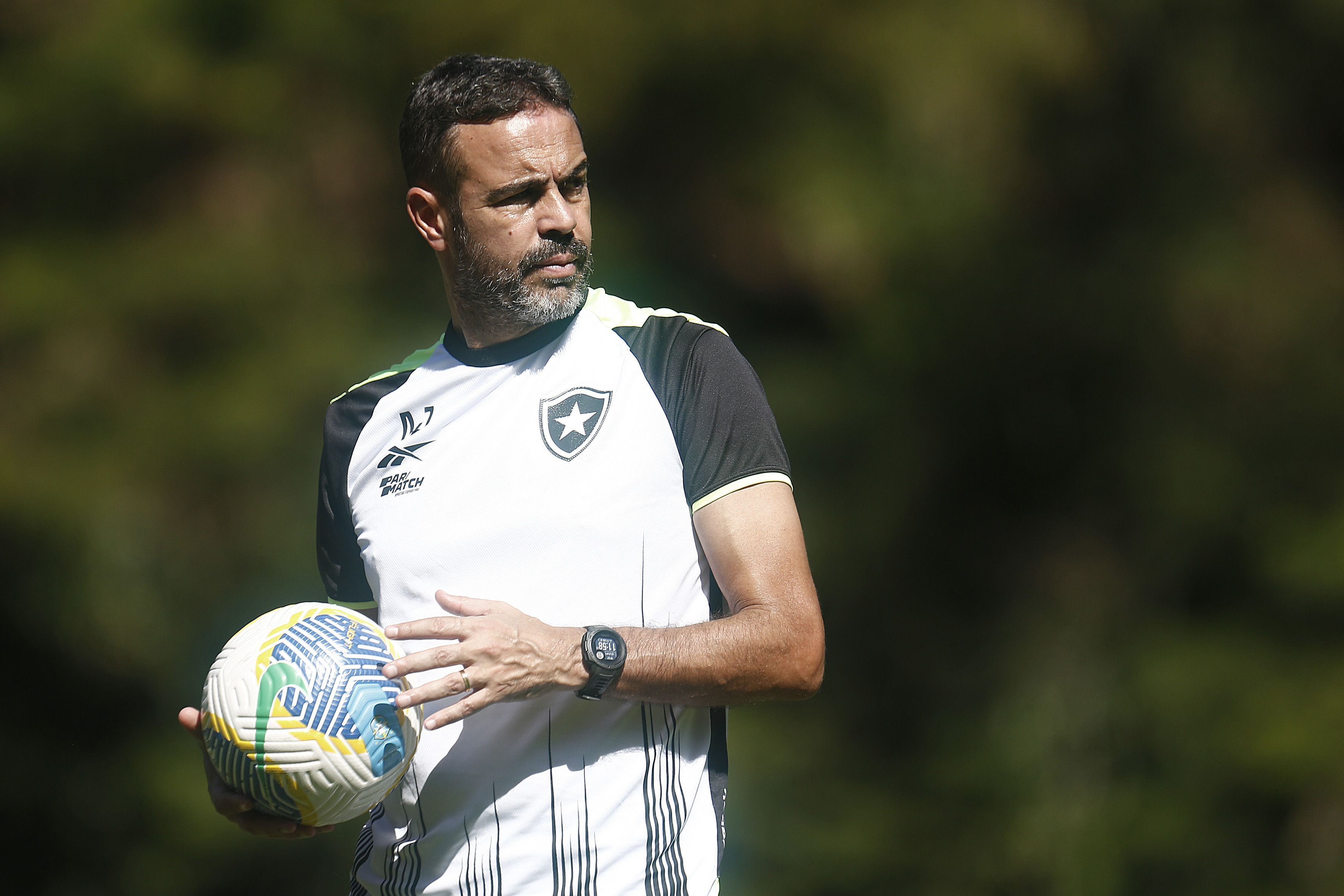 Artur Jorge pode ter importantes retornos no Botafogo para clássico contra o Vasco