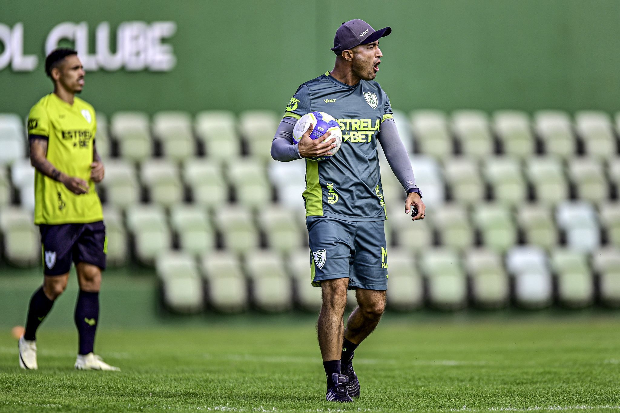 Com volta de titulares, América divulga relacionados para jogo com o Coritiba