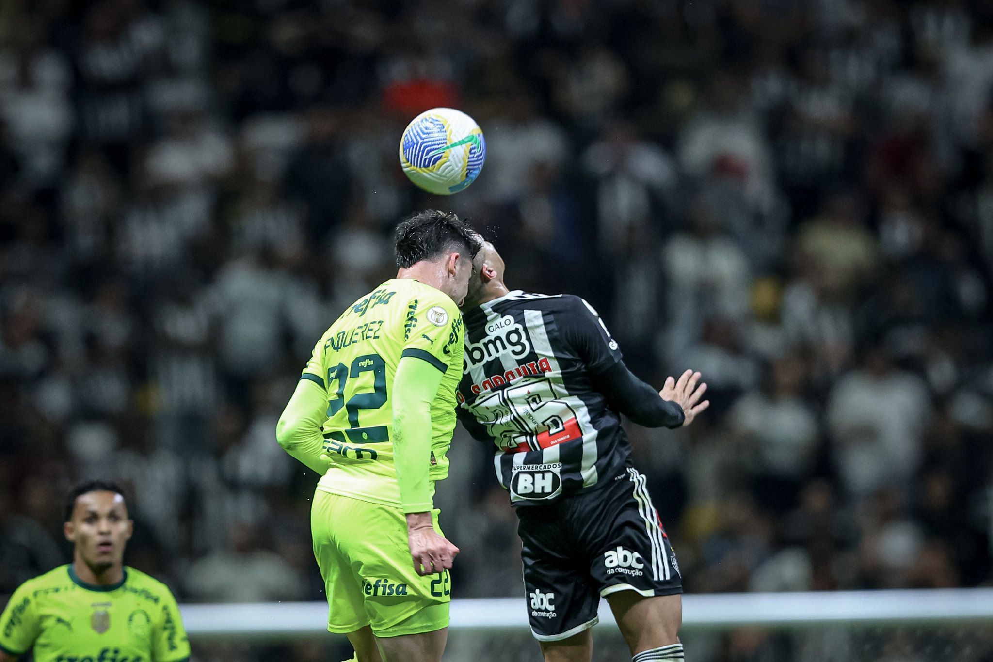 Jogadores do Atlético aproveitam férias com meia do Palmeiras, e torcida reage