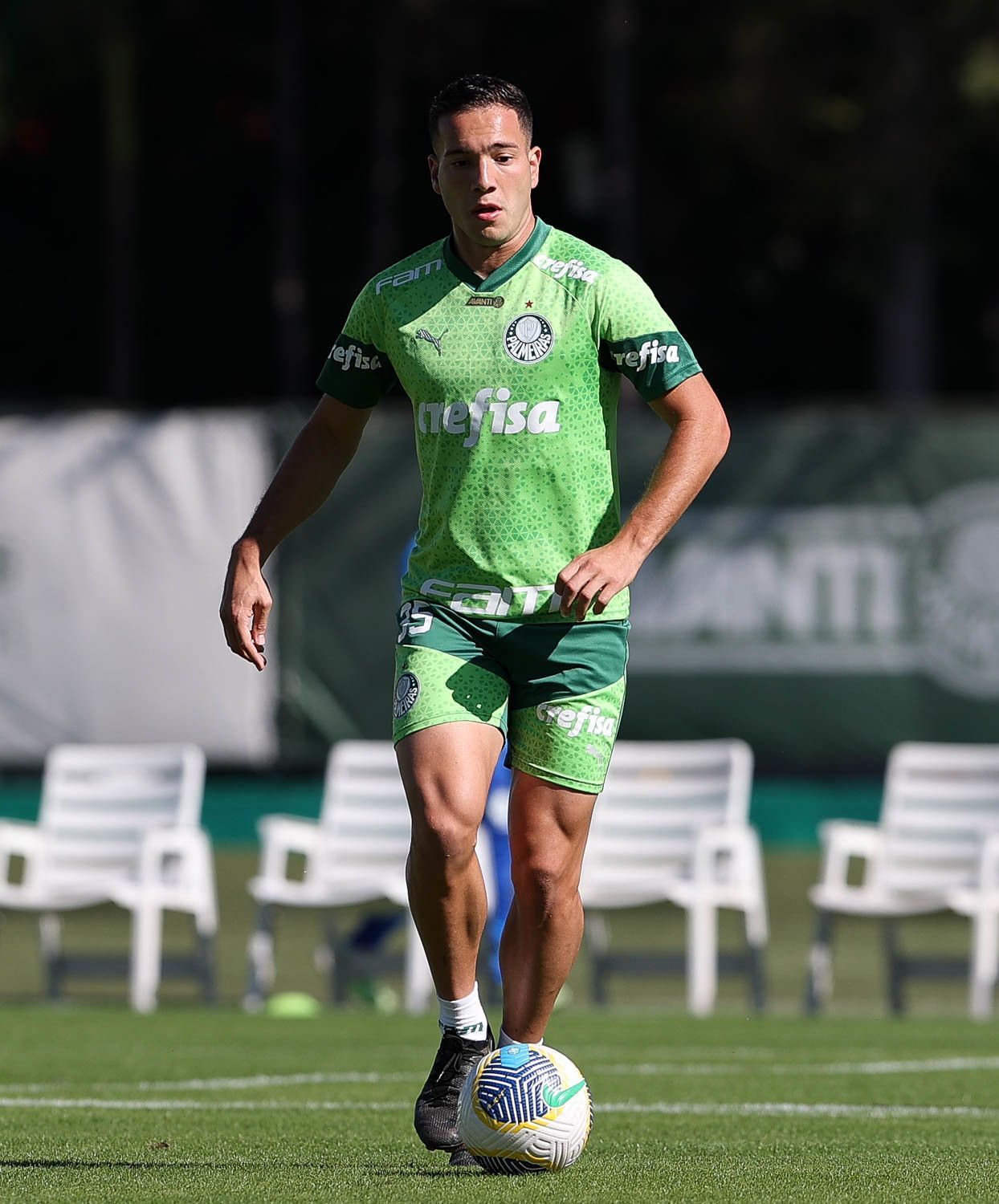 Elogiado, volante da base do Palmeiras faz Abel 'cancelar' contratação