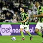 Torcida do América coloca faixa em apoio a Benítez no Independência
