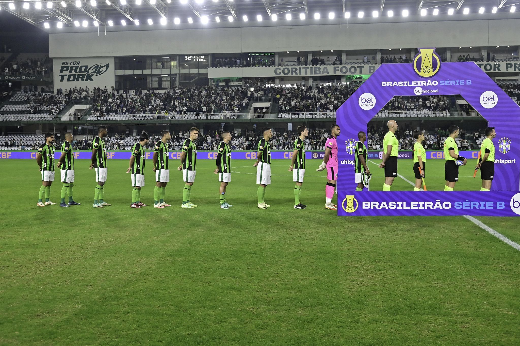 Goleiro do América vê ‘bobeira’ na defesa e derrota ‘injusta’ na Série B
