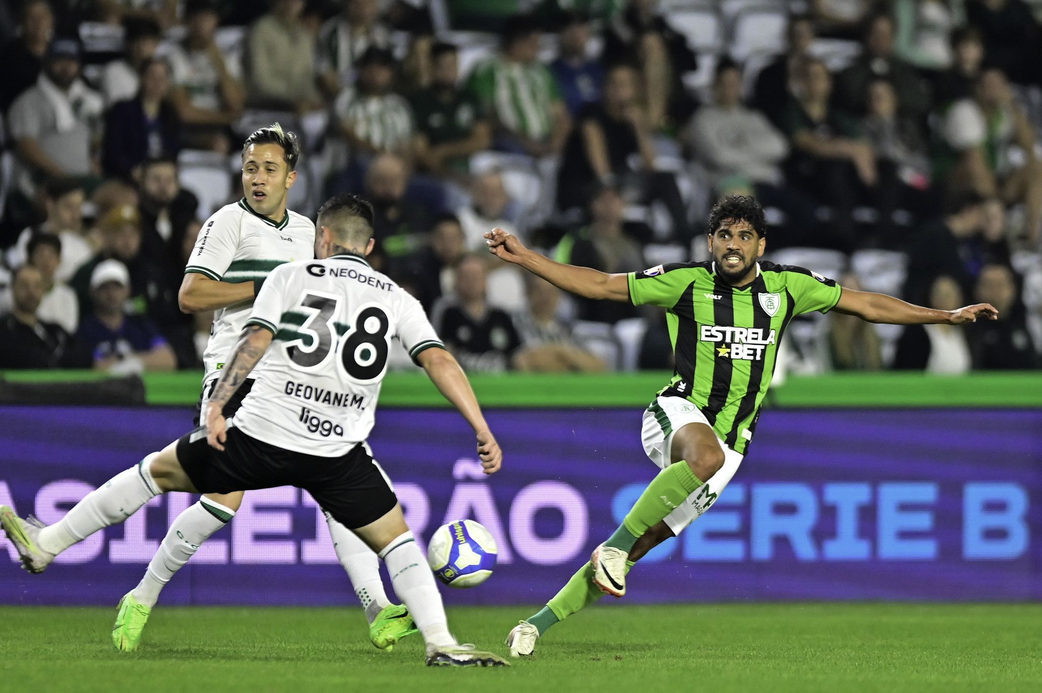América joga mal e perde para o Coritiba, mas segue líder da Série B