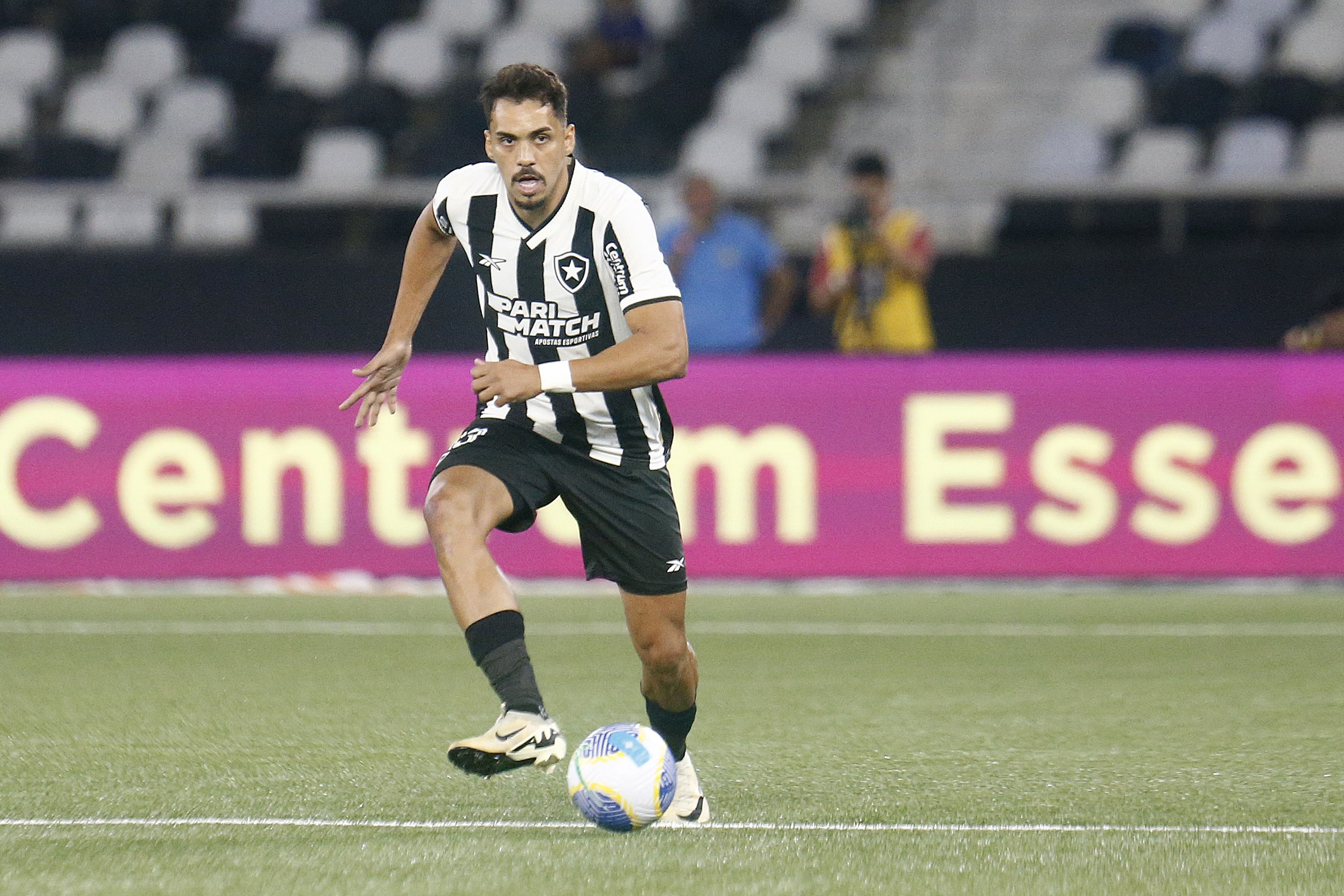 Eduardo passa por cirurgia e desfalca o Botafogo na sequência da temporada