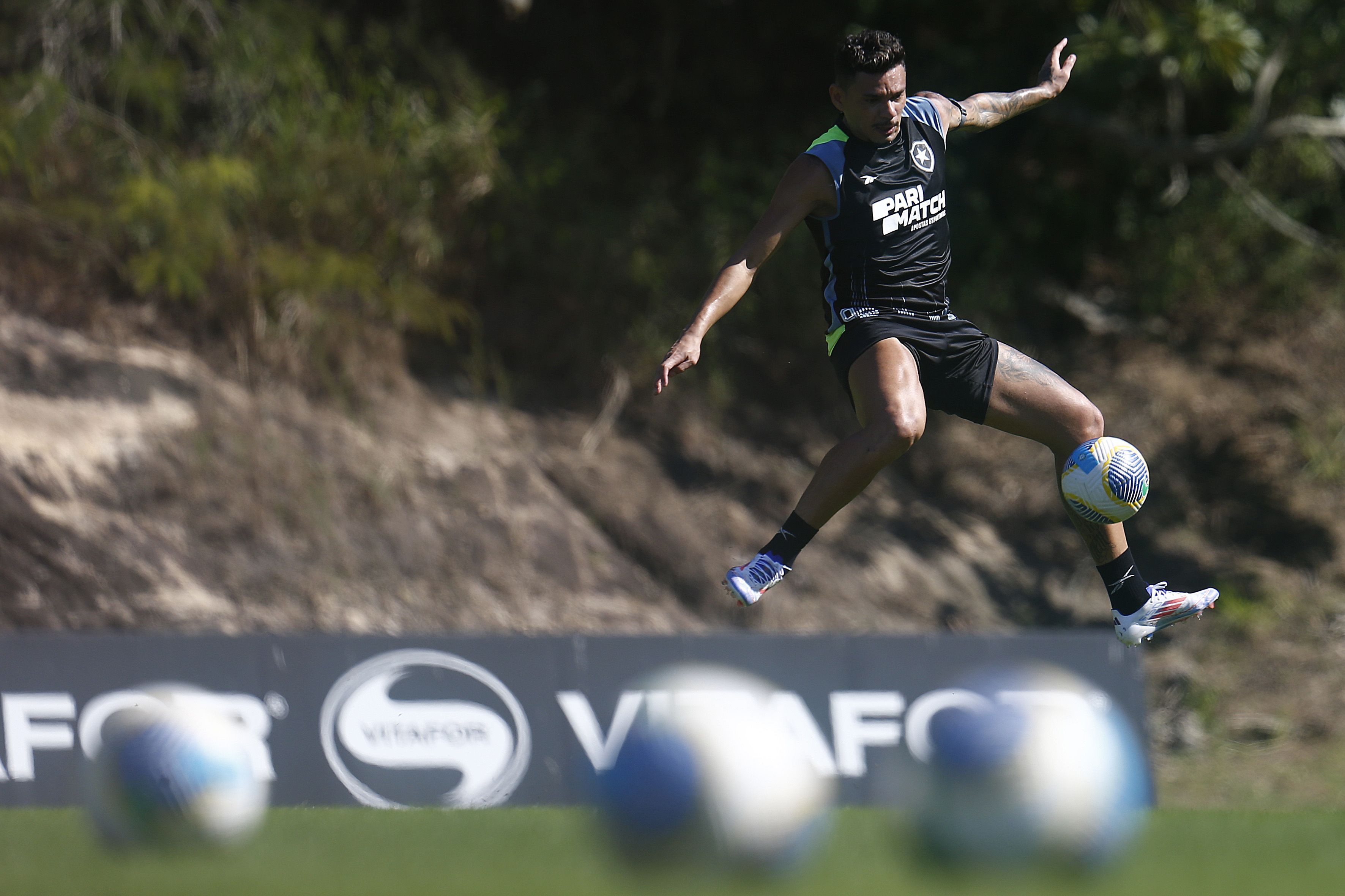 Tiquinho Soares volta a treinar e reforça o Botafogo contra o Criciúma