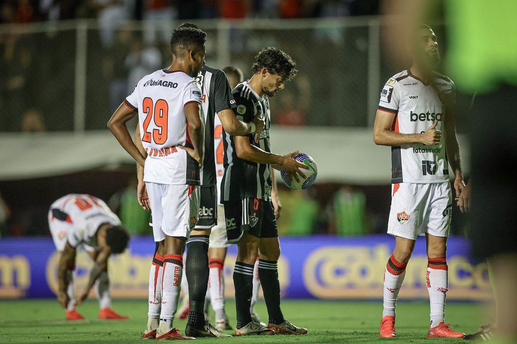 Perto de acerto com Atlético, zagueiro assiste a jogo contra o Vitória
