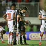 Perto de acerto com Atlético, zagueiro assiste a jogo contra o Vitória