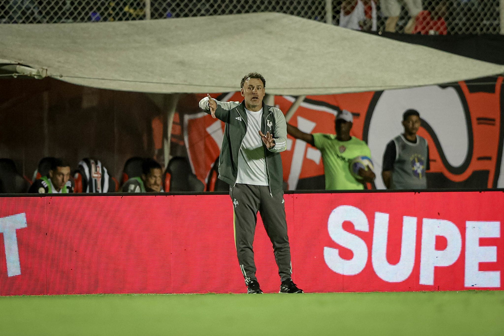 Milito fala de dor por nova derrota do Atlético: 'Jogar com o orgulho e a vergonha'