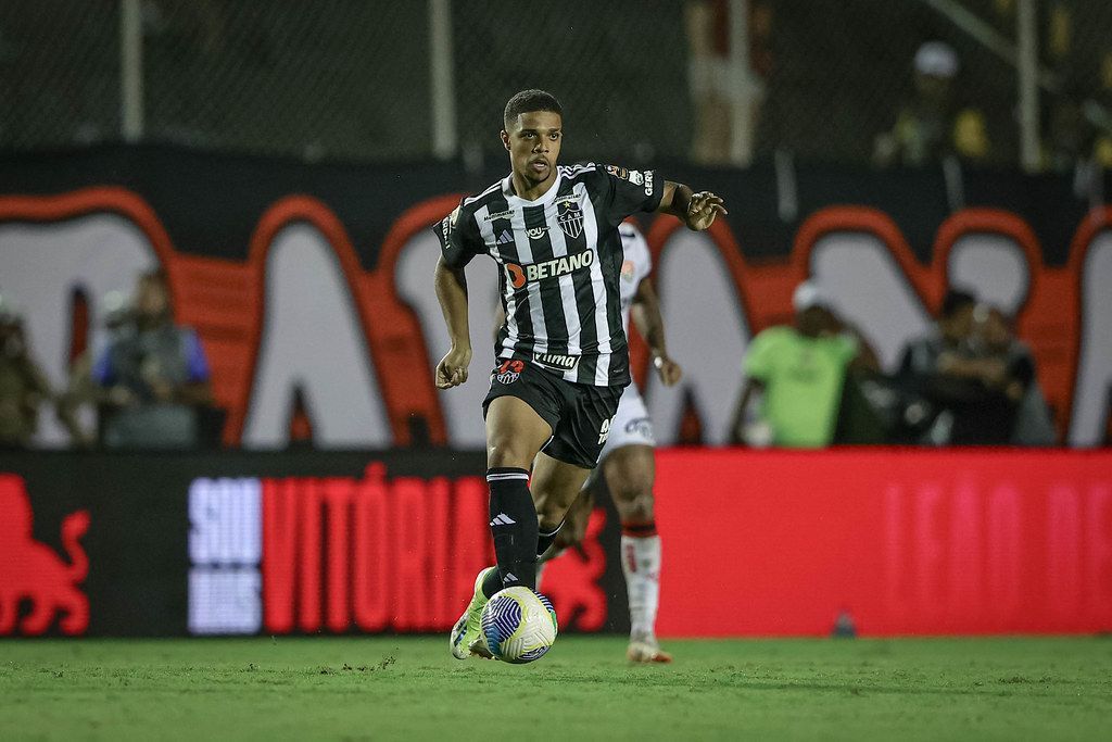 Meia Robert manda recado após estreia com a camisa do Atlético