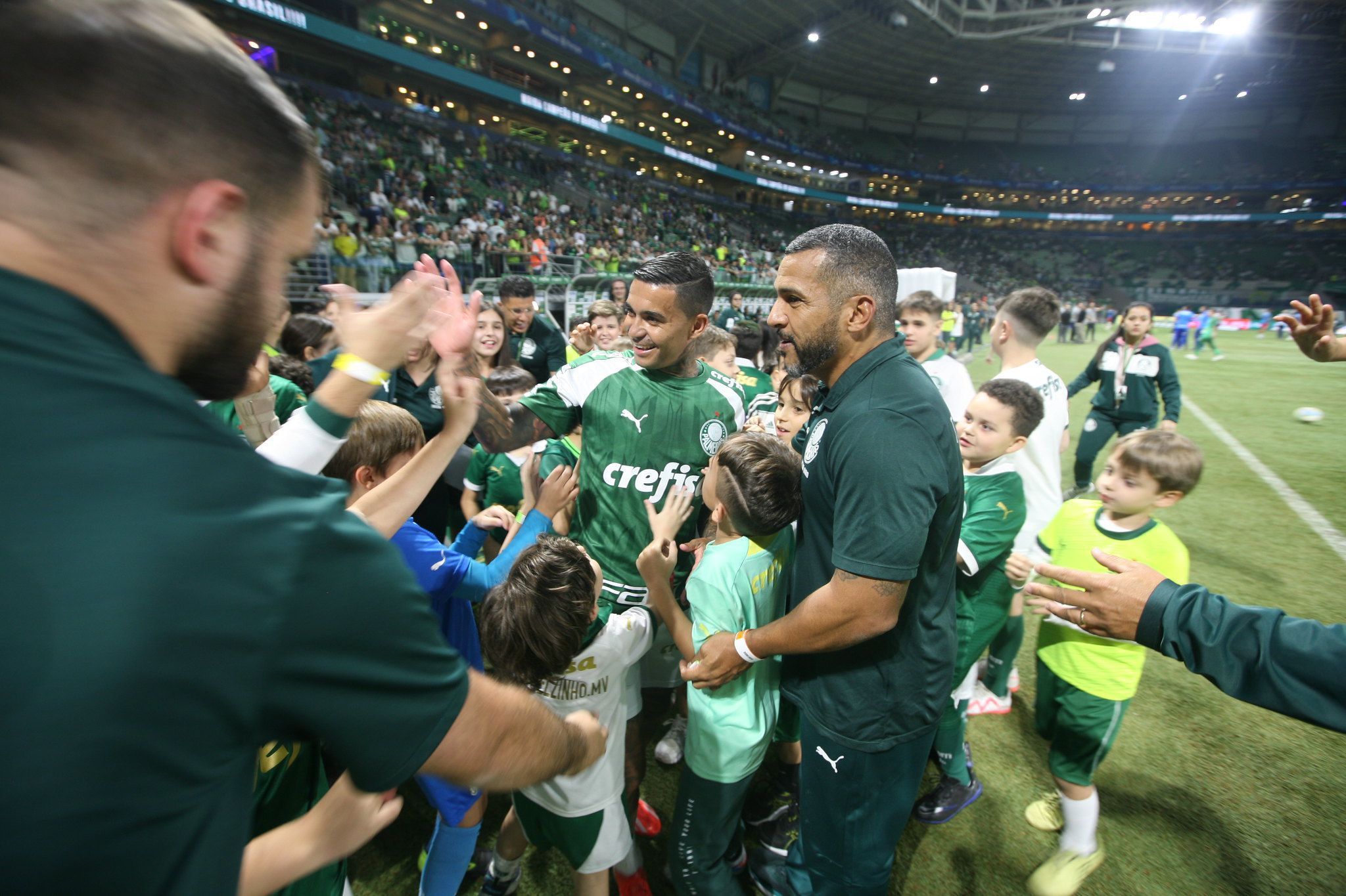 Dudu é apoiado por torcida, atletas e técnico, e Palmeiras vira página: 'Próximo da estreia'