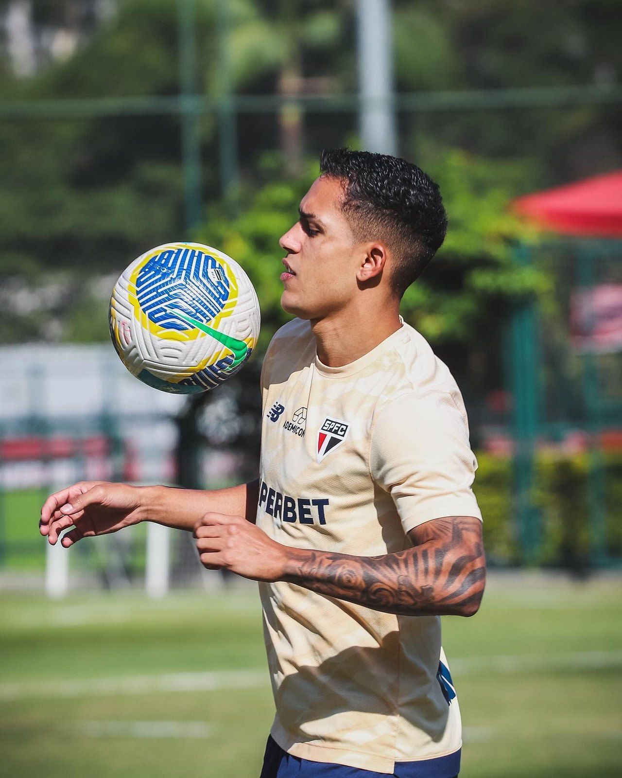 São Paulo convive com escassez na lateral direita e é 'salvo' por antigo reserva
