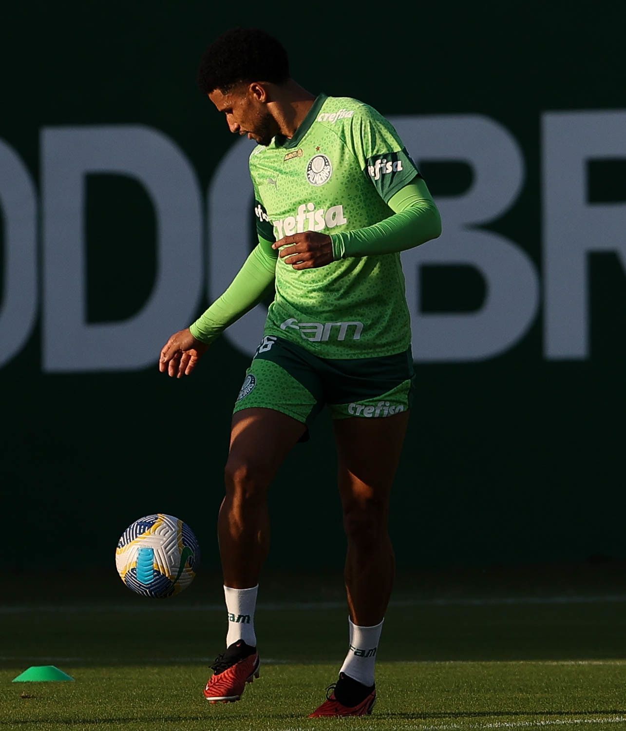 Palmeiras x Corinthians: zagueiro tem entorse no tornozelo e vira dúvida