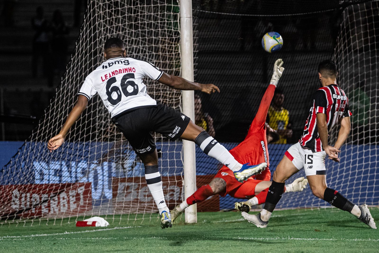 Defesa do São Paulo 'quebra' em sequência sem vencer, e zagueiro vê escrita ruir