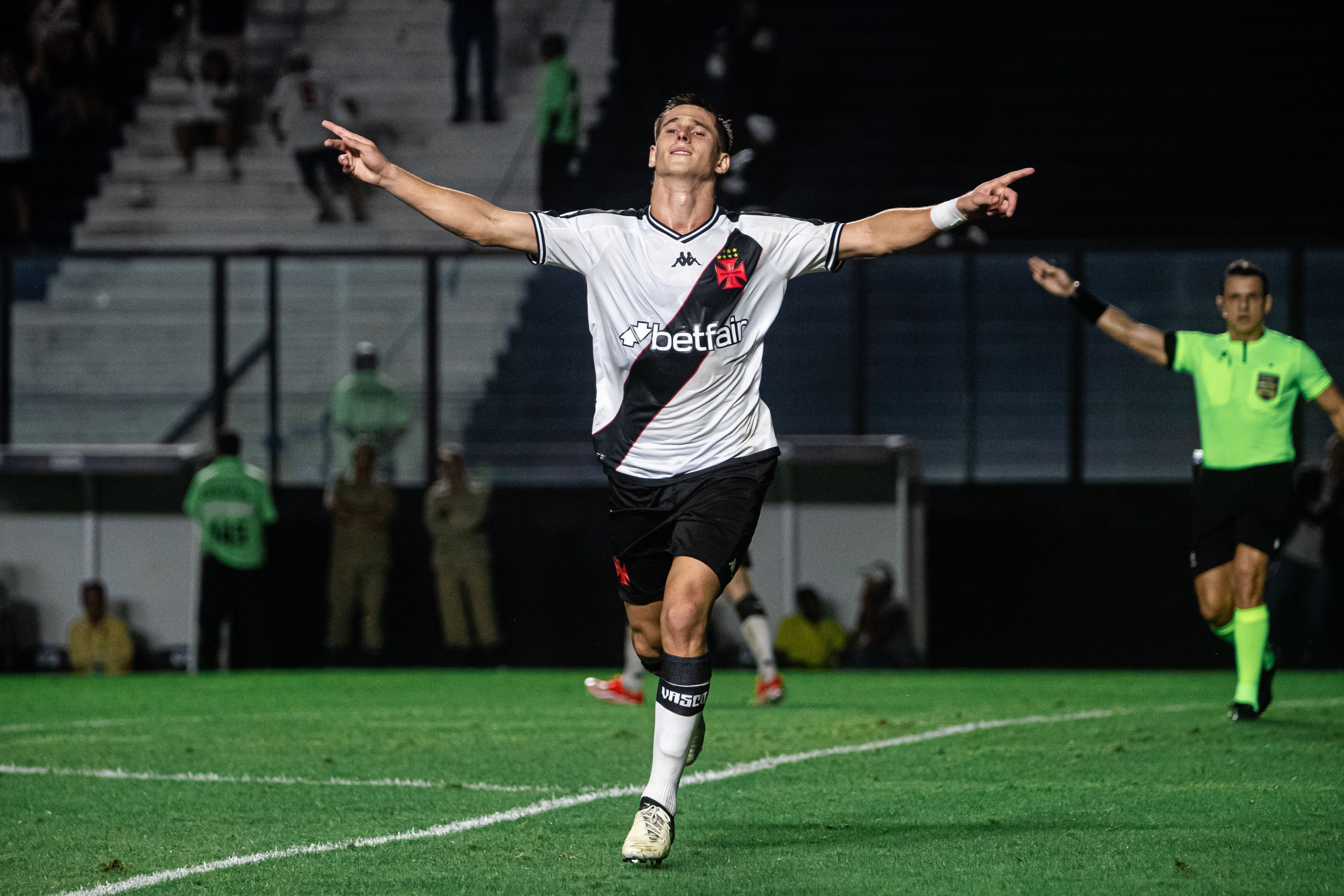 Preocupa? Entenda a situação física do meia Guilherme Estrella, do Vasco