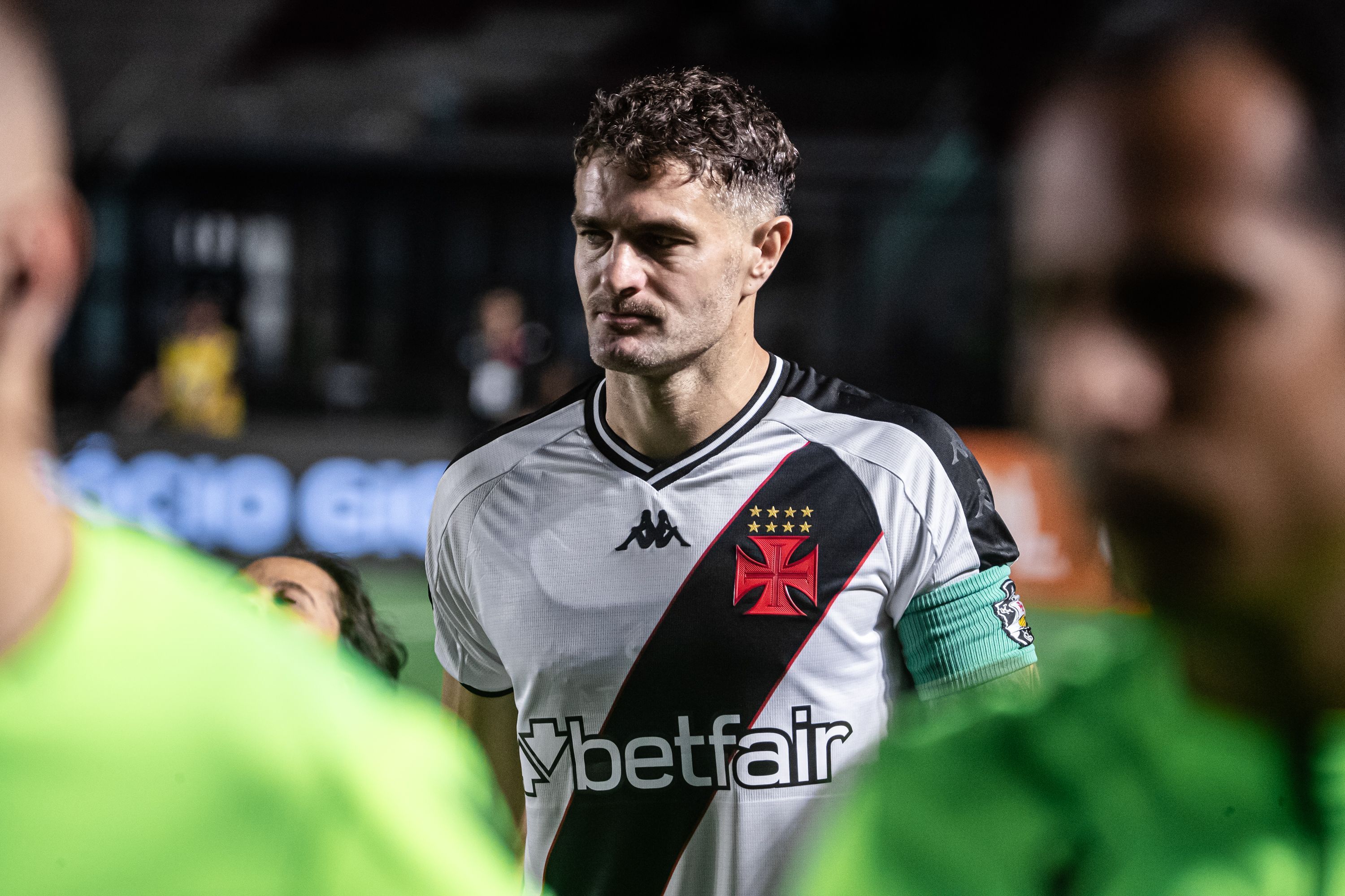 Vegetti recebe faixa de capitão no Vasco e tem papel decisivo mesmo sem gols