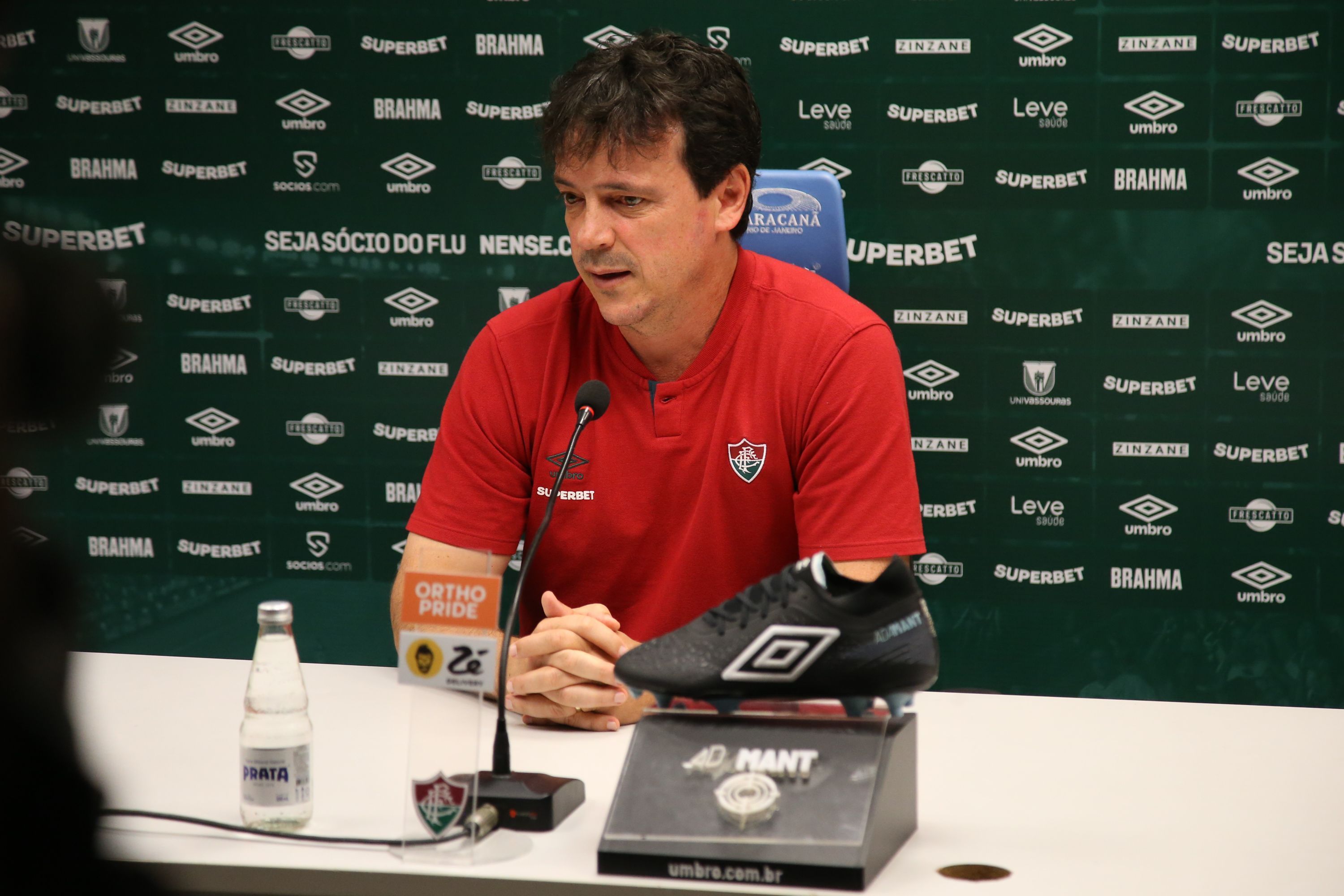 Diretoria do Fluminense se reúne para definir o futuro de Fernando Diniz