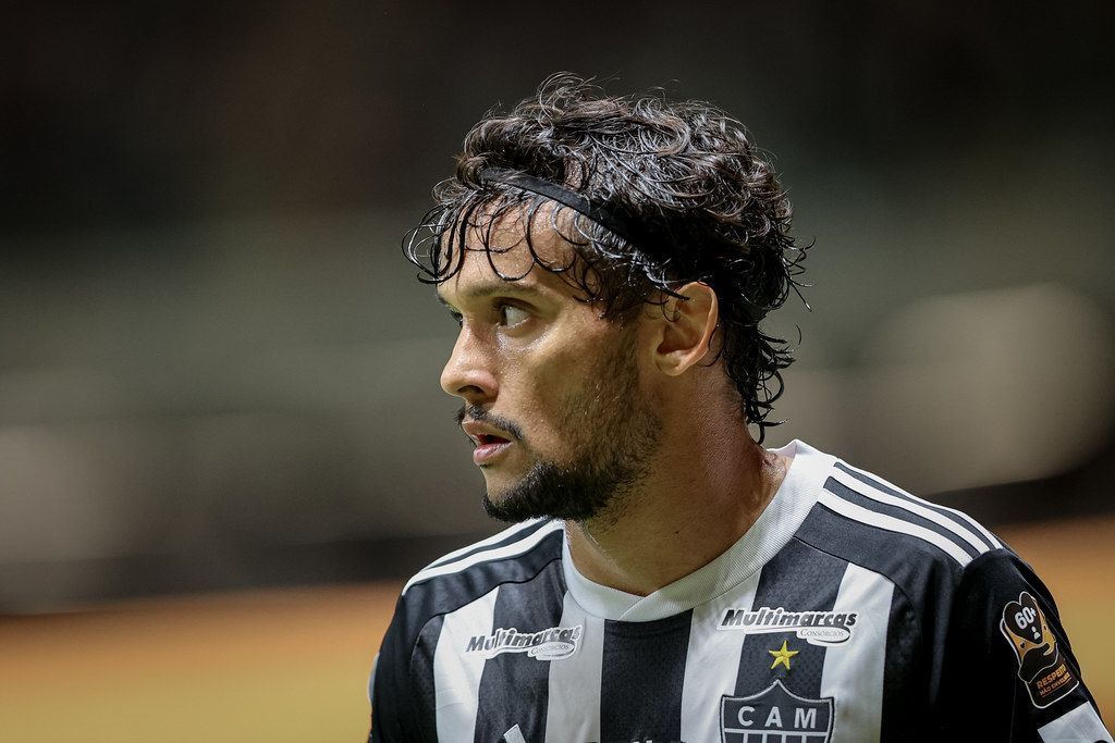 Milito admite que prefere Scarpa pela direita, mas culpa 'falta de opções' no Atlético