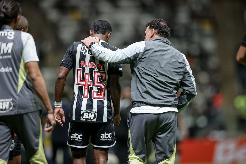 Jovem atacante comemora marca com a camisa do Atlético