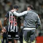 Jovem atacante comemora marca com a camisa do Atlético