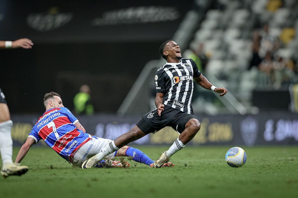 Atlético termina jogo com três atletas lesionados e perde titular por suspensão