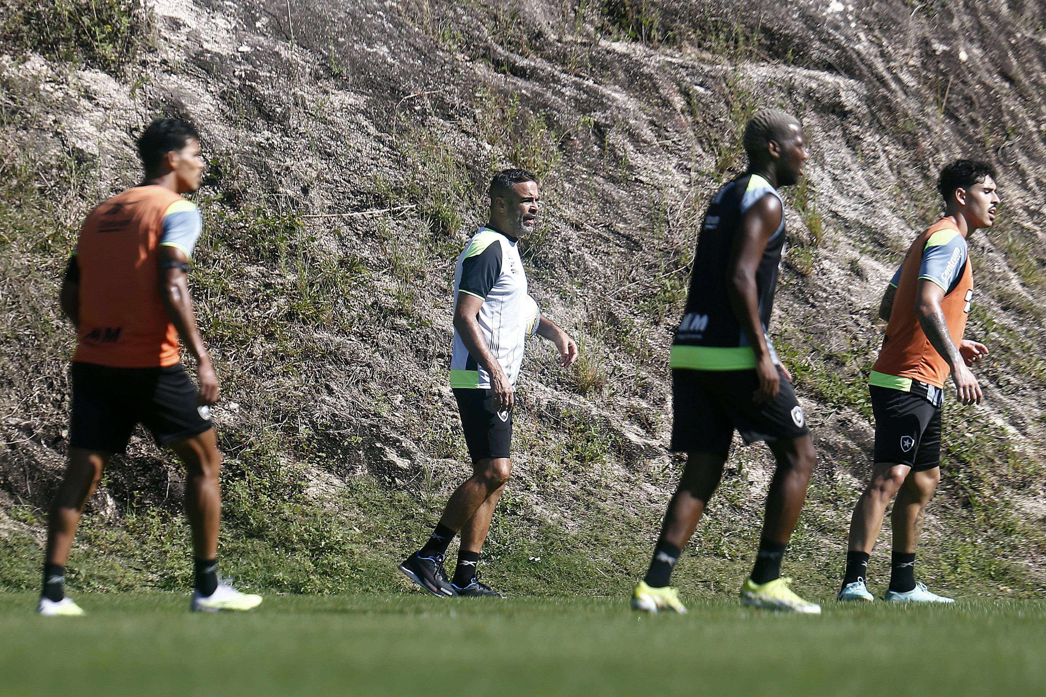 Botafogo x Bragantino: Artur Jorge inicia preparação sem Júnior Santos