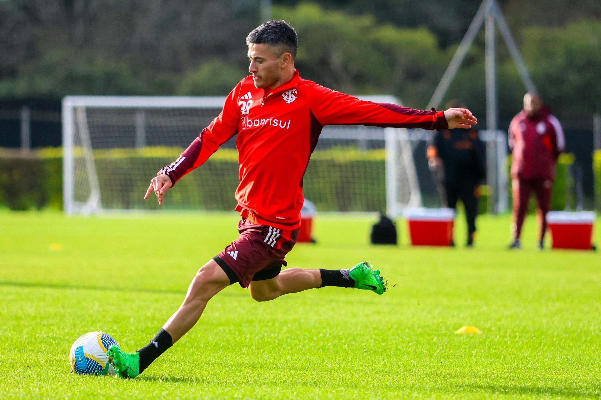 Aránguiz negocia saída do Inter para La U, do Chile, diz jornal