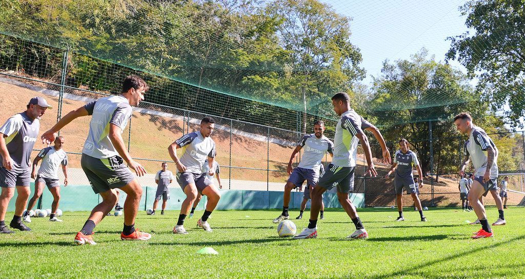 Atlético tem 11 desfalques, e Milito conta com 16 atletas de linha diante do Inter