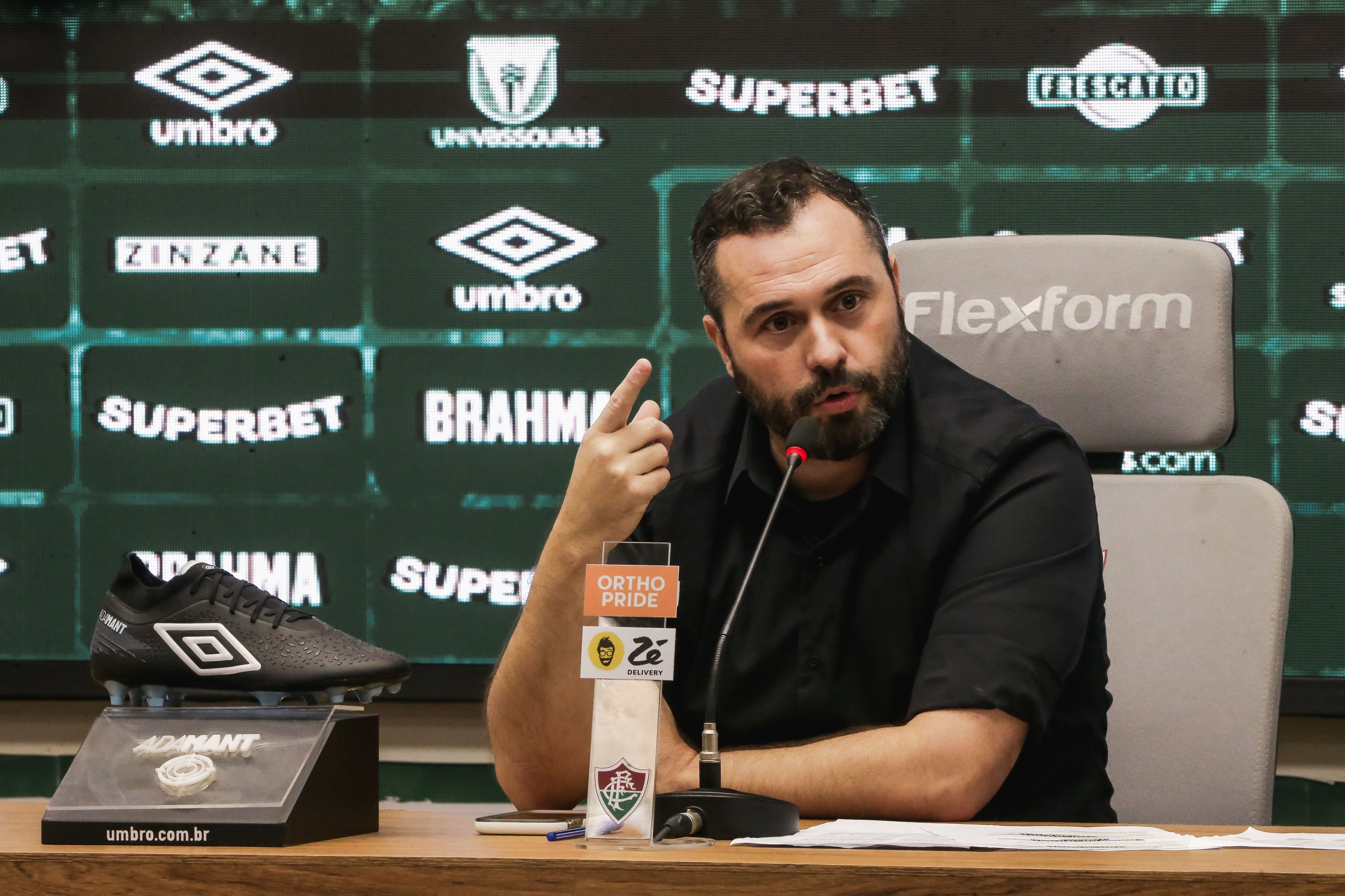 Presidente do Fluminense abre o jogo sobre o futuro do volante André