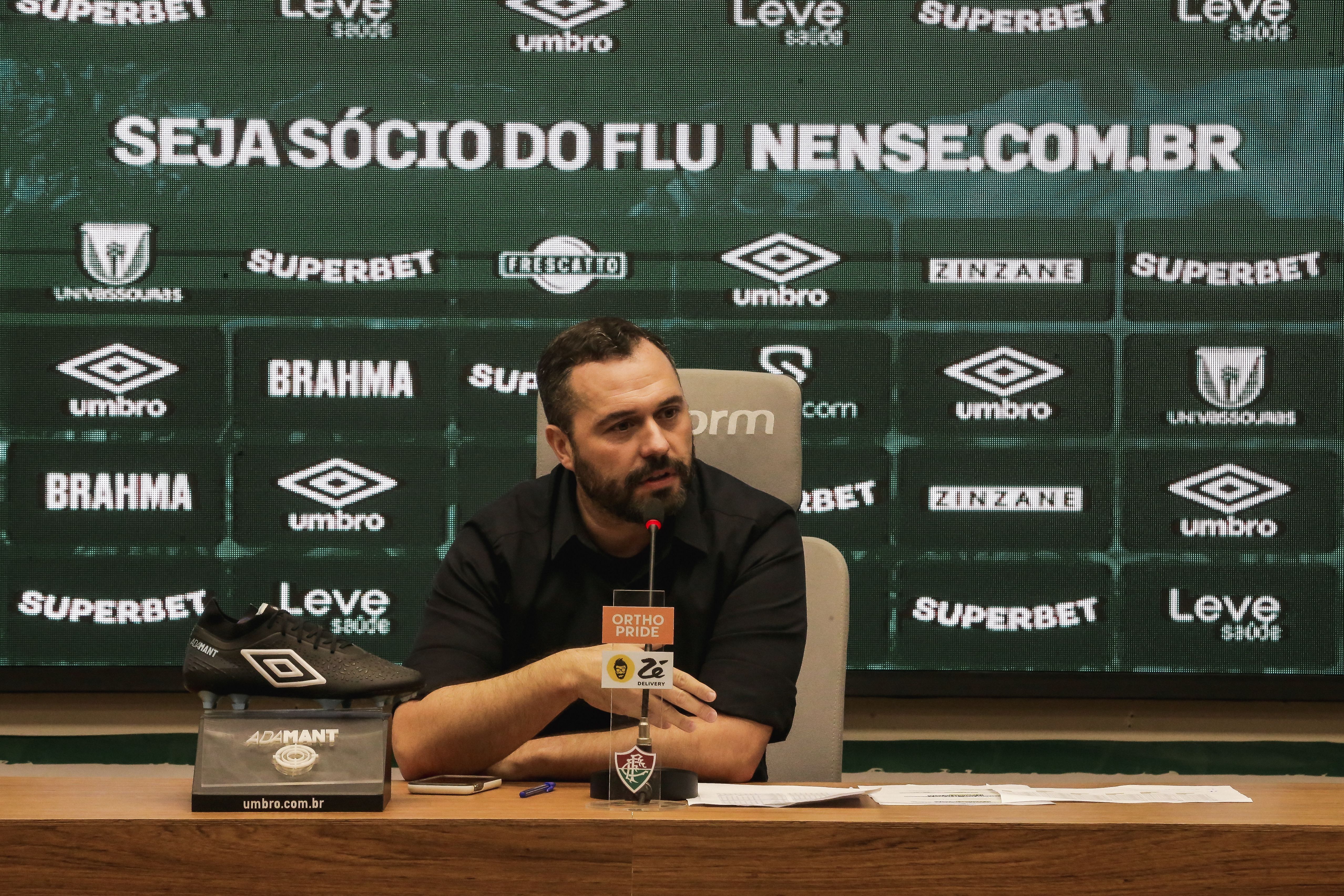 Presidente do Fluminense detona Daronco e aconselha sobre decisão na carreira