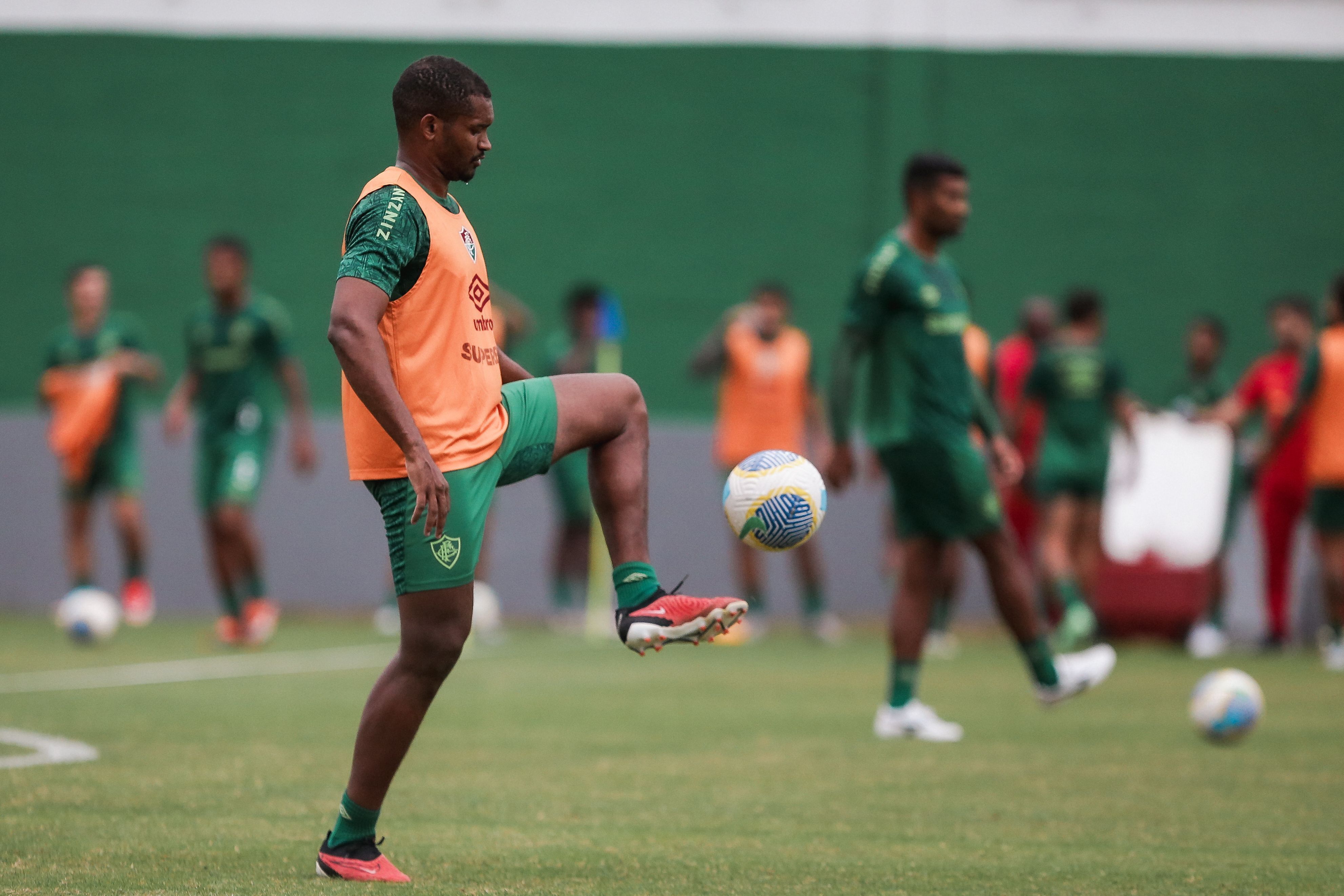 Fluminense abre negociações para renovar com zagueiro por mais um ano