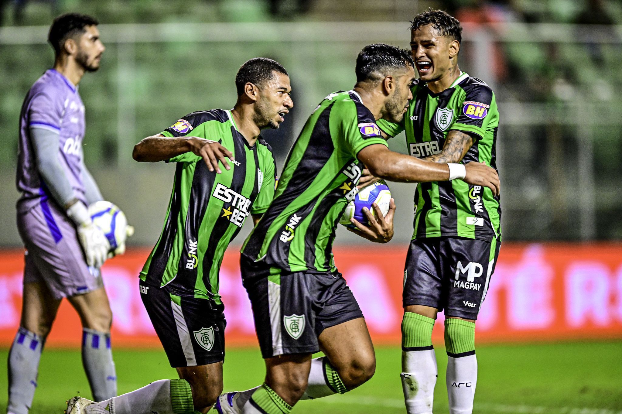 Com um a menos, América busca empate com Avaí e mantém liderança da Série B