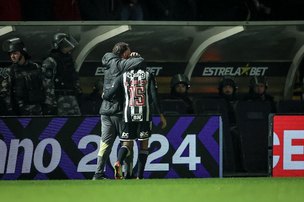 Titular do Atlético deixa jogo contra o Internacional no primeiro tempo