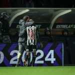 Titular do Atlético deixa jogo contra o Internacional no primeiro tempo