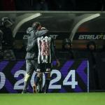 Titular do Atlético deixa jogo contra o Internacional no primeiro tempo