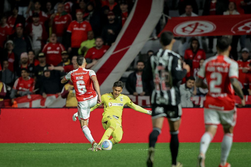 Próximo de acerto com Atlético, zagueiro assiste a jogo contra o Internacional