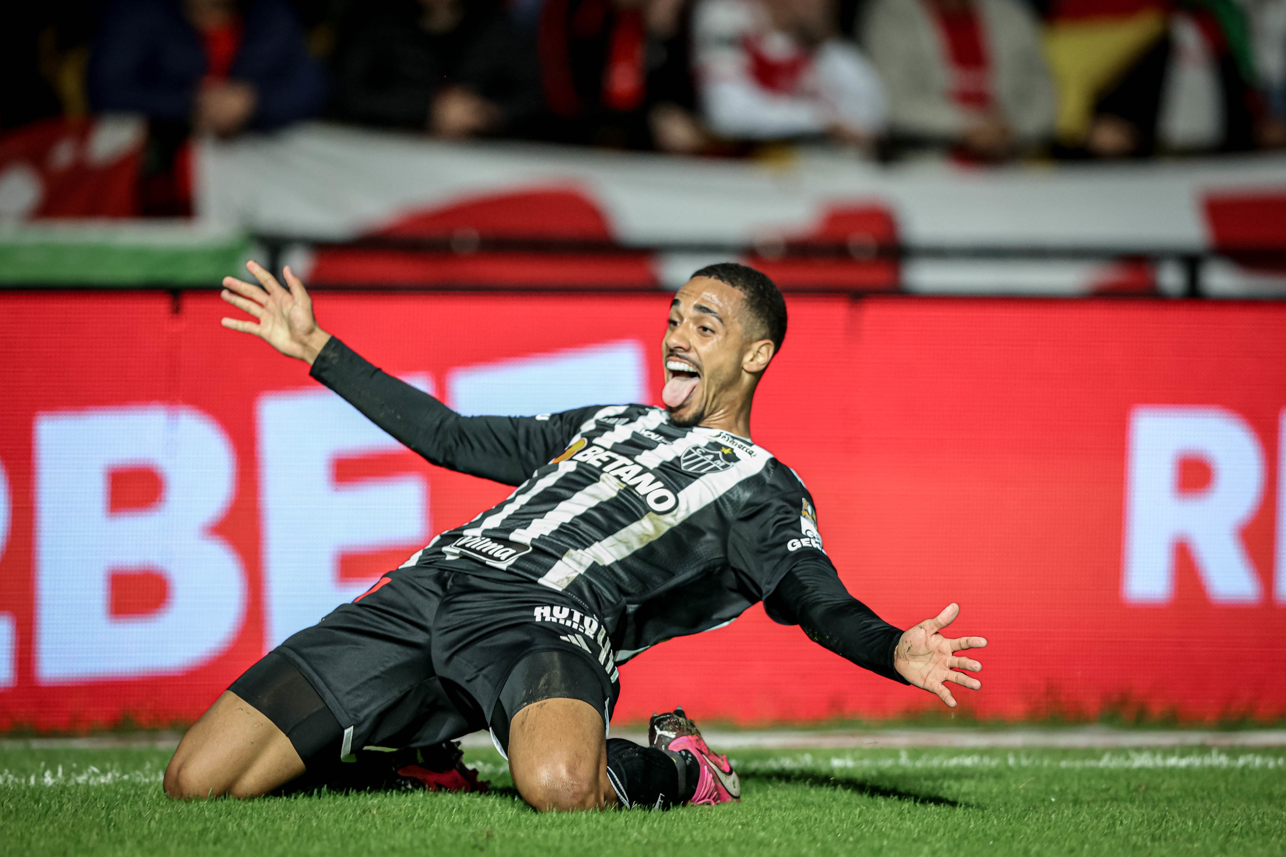 Pai de Rômulo se emociona com primeiro gol do zagueiro pelo Atlético