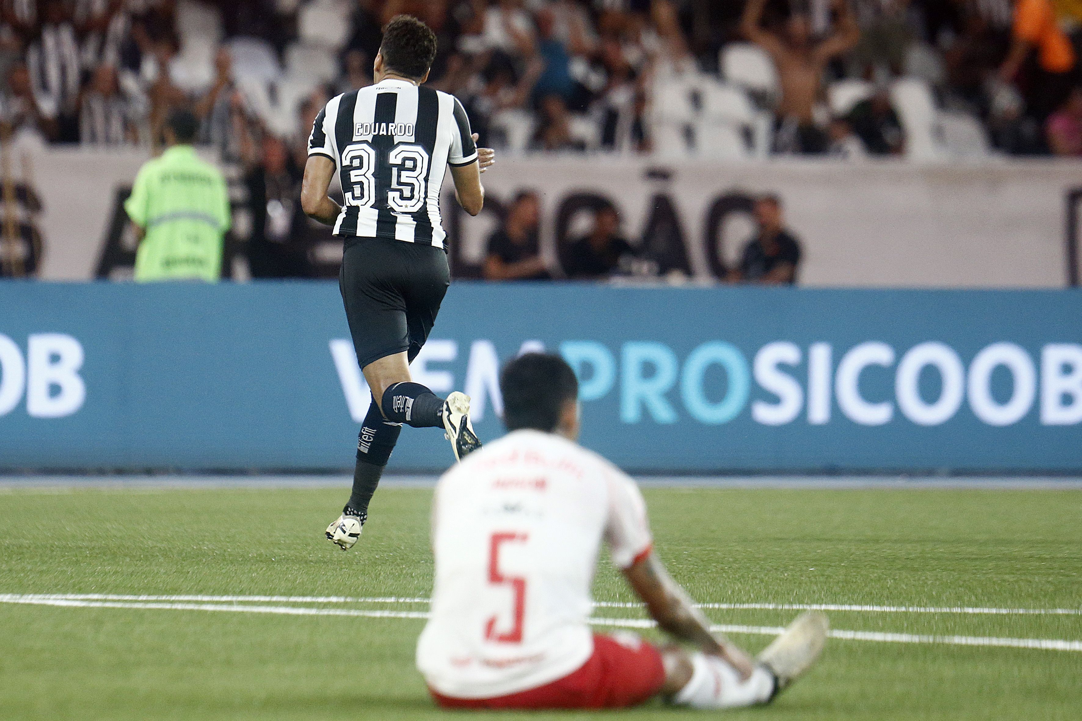 Botafogo vence o Bragantino, de virada, com gols de Eduardo pelo Brasileirão