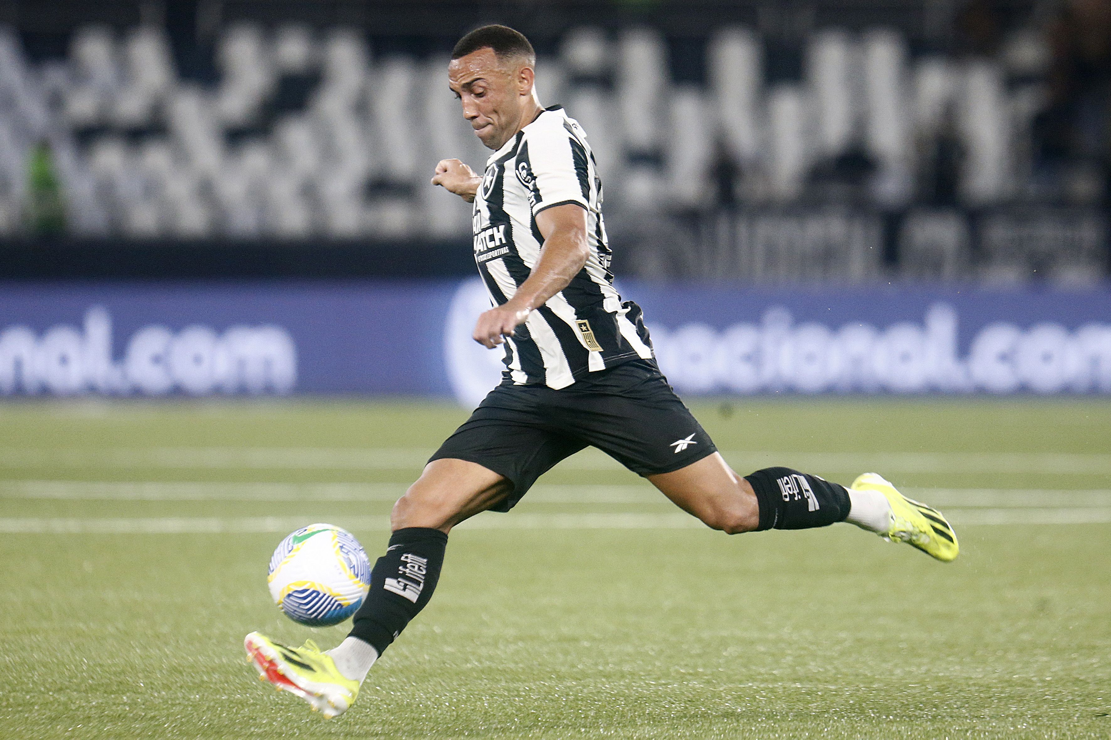 Artur Jorge elogia Marçal, e improvisação reforça carência no elenco do Botafogo