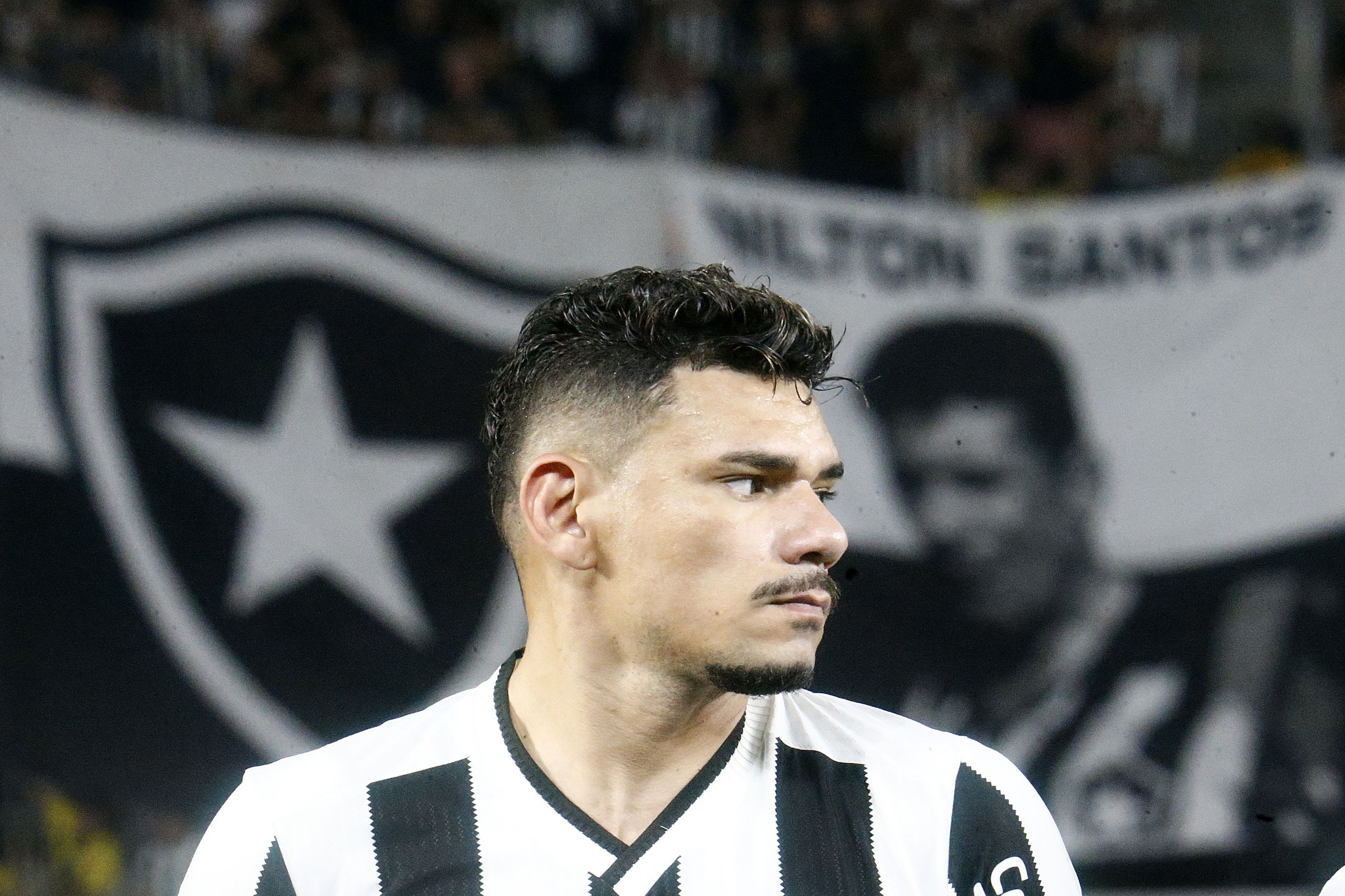 Decisivo, Tiquinho Soares dedica vitória do Botafogo ao pai: 'Dias difíceis'