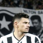 Decisivo, Tiquinho Soares dedica vitória do Botafogo ao pai: 'Dias difíceis'