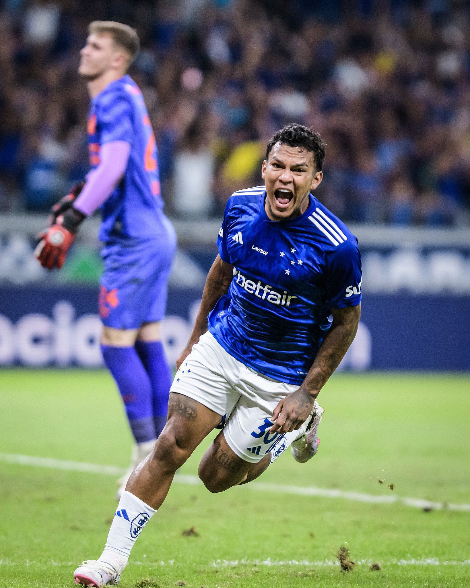 Cruzeiro se impõe no Mineirão, vence Athlético-PR e se aproxima do G4 do Brasileiro