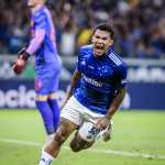 Cruzeiro se impõe no Mineirão, vence Athlético-PR e se aproxima do G4 do Brasileiro