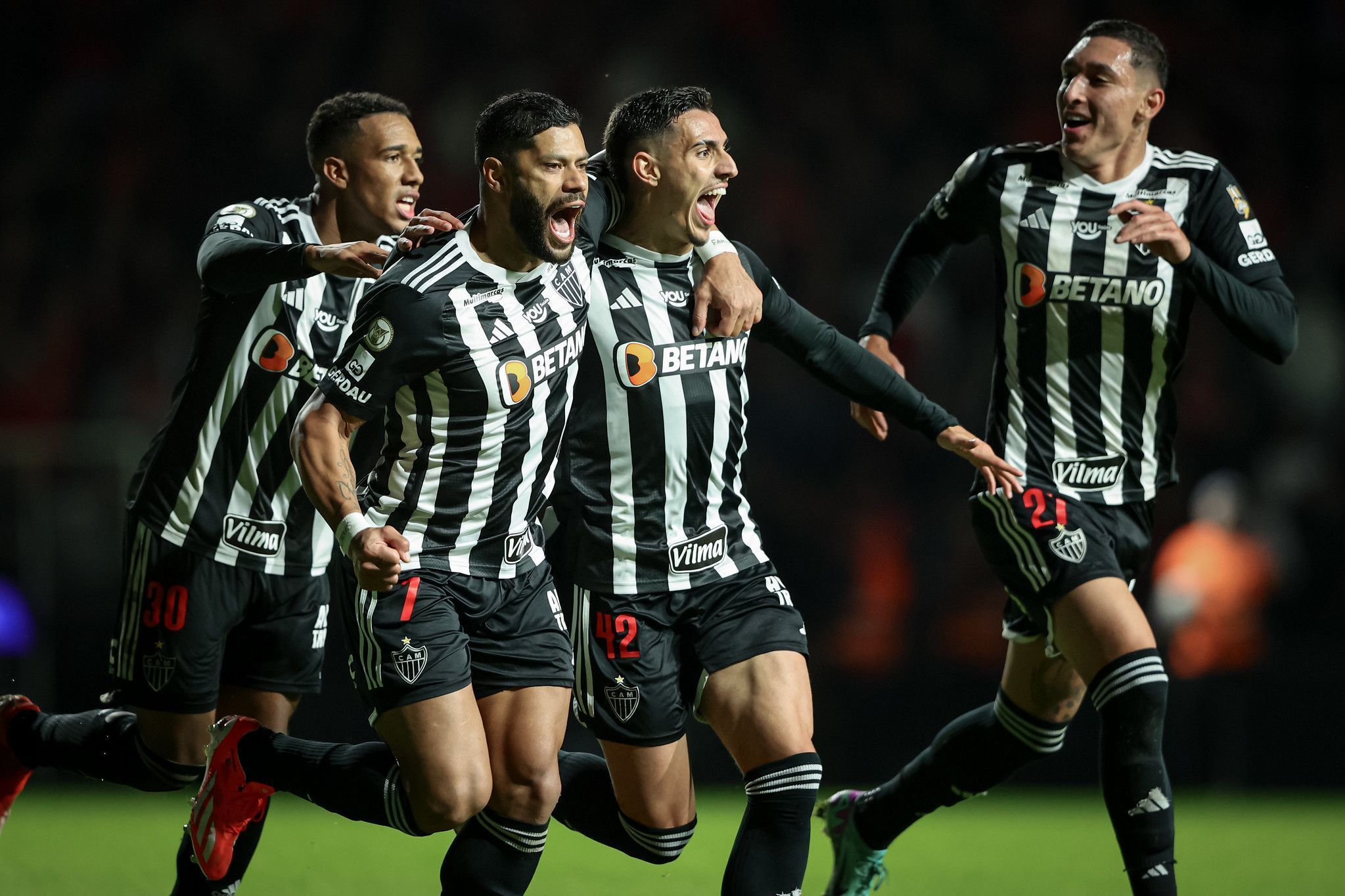 Com emoção, Atlético vence Inter no último minuto e se reabilita no Brasileiro