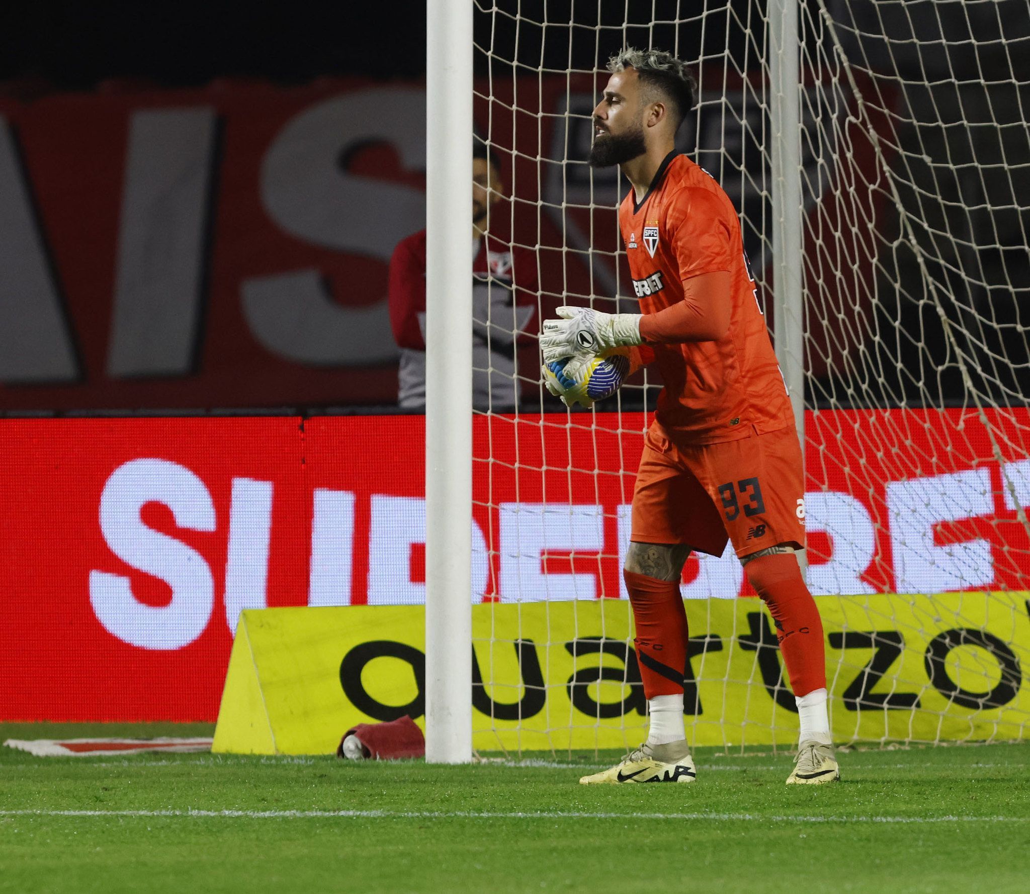Grupo do São Paulo abraça Jandrei após falha contra Criciúma: 'Família'; veja lance